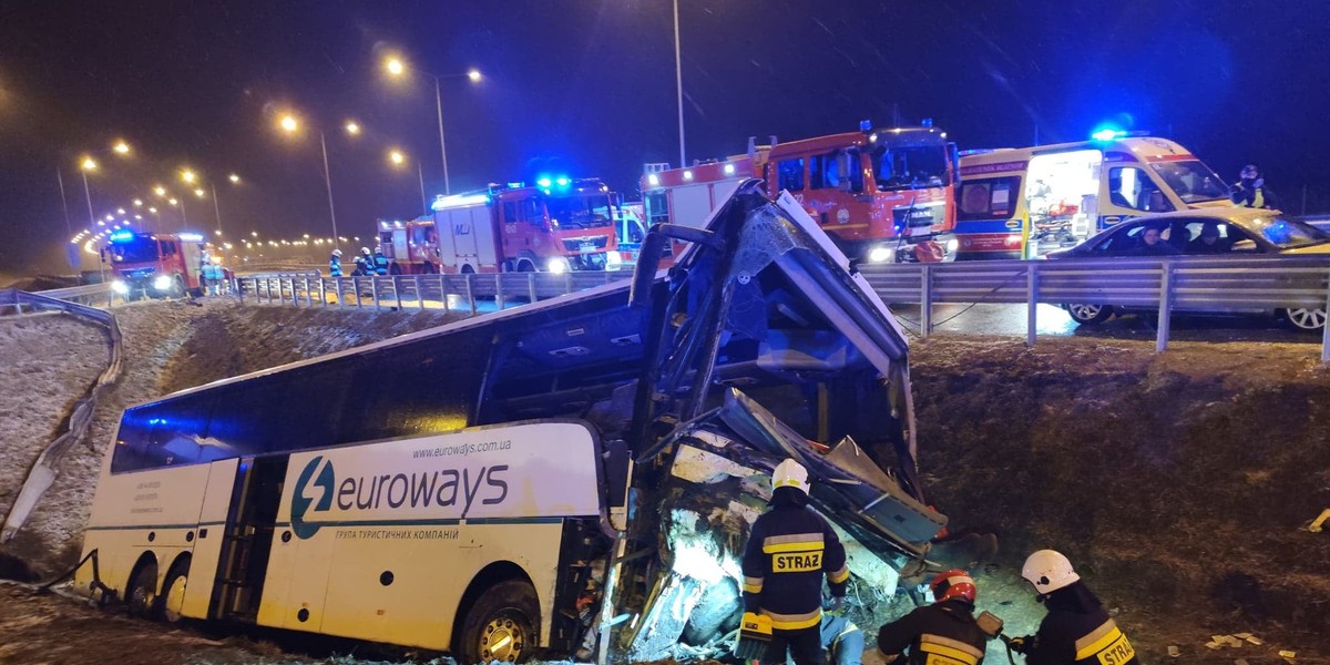 Wypadek autokaru na A4. Autobus wpadł do rowu przy wjeździe na MOP Kaszyce.