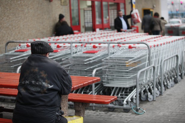 Bezrobotny, bezdomny mężczyzna przed hipermarketem w Krakowie