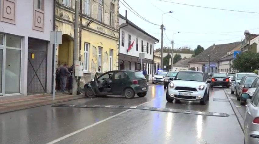 automobil udario u banderu