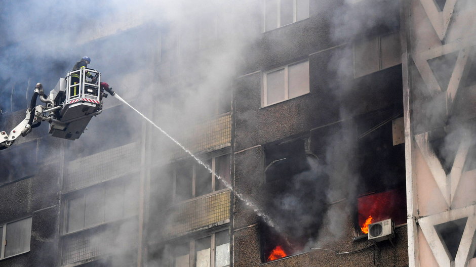 Strażacy gaszą pożar po rosyjskim nalocie na Kijów, 7 luty 2024 r.