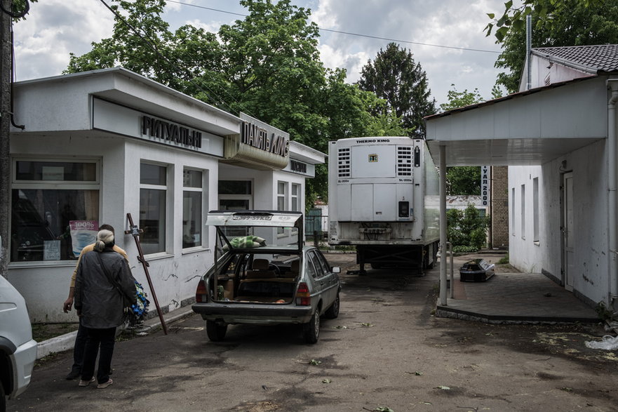 Ciężarówka-chłodnia w kostnicy w Buczy ze zwłokami żołnierzy, którzy czekają na identyfikację