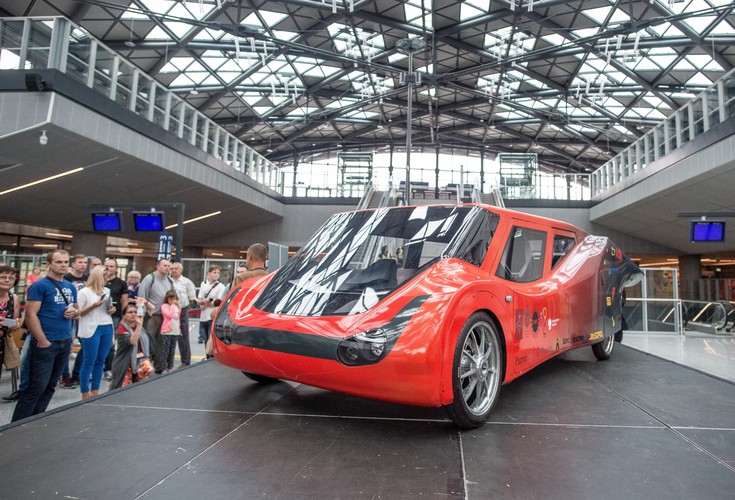 To druga konstrukcja  łódzkich studentów. Pierwszy pojazd, 'EAGLE 1', zajął czołowe miejsca w wyścigach eksperymentalnych samochodów w Australii i RPA.
<br><br>
 (gm/nlat) PAP/Grzegorz Michałowski