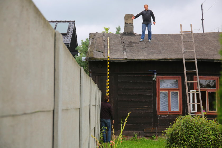 Kawałek domu mamy po stronie sąsiada. Dramat rodziny Płesków z Teodorowa