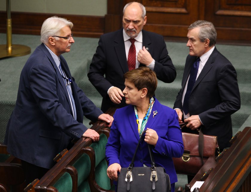 Beata Szydło ze stylowym dodatkiem w sejmie