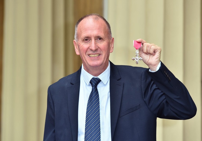 Vernon Ansvort primio je u junu medalju za svoje ronilačke usluge u pećinama širom sveta