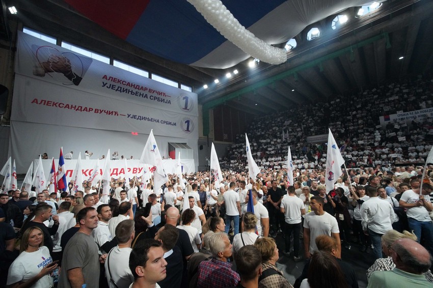 atmosfera na skupu SNS-a u Kragujevcu