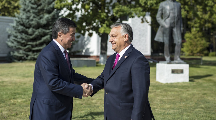 Orbán Viktor kormányfőt (jobbra) Szooronbaj Zseenbekov kirgiz elnök fogadta az együttműködési tanács ülése előtt Csolpon-Atában/Fotó:MTI-Szecsődi Balázs