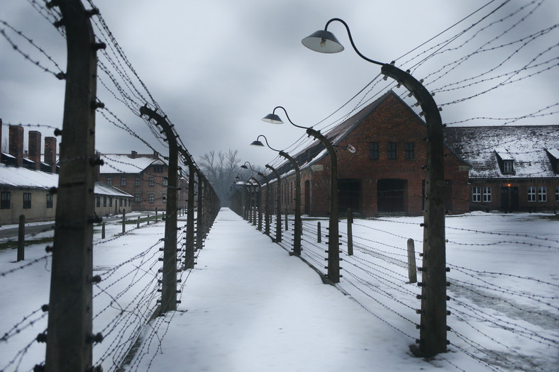 Teren byłego niemieckiego nazistowskiego obozu koncentracyjnego Auschwitz, styczeń 2024 r.