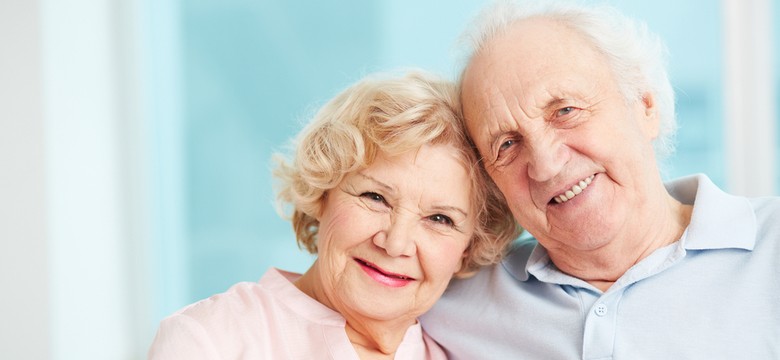 Skończyłeś 60 lub 75 lat? Oto zniżki, ulgi, świadczenia i przywileje, z których możesz skorzystać [LISTA]