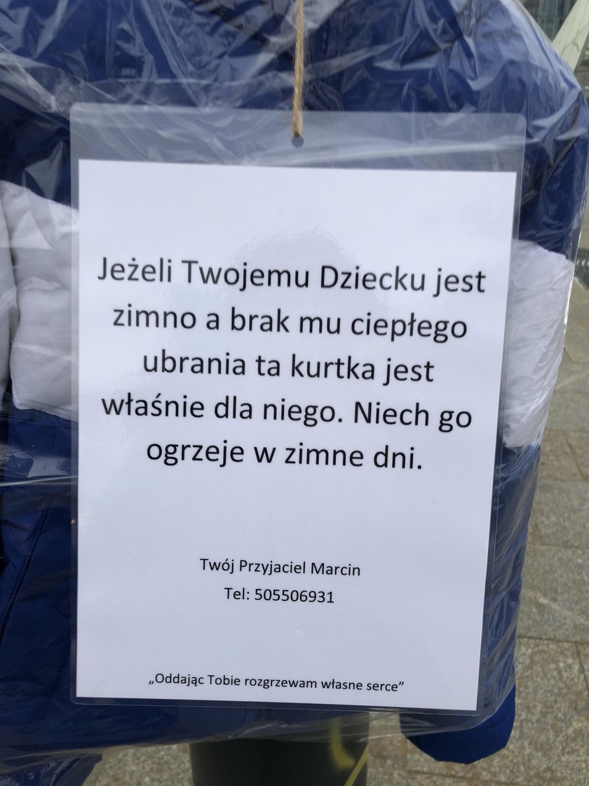 Niezwykła akcja w Warszawie. Wywiesił na ulicach kurtki. Chce pomóc