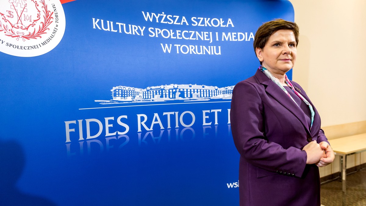 Rodzina była, jest i będzie symbolem polskiego rządu, symbolem Polski - powiedziała w sobotę w Toruniu na konferencji "Firmy rodzinne szansą polskiej gospodarki” premier Beata Szydło. Przypomniała, że 1 kwietnia mija rok od wprowadzenia rządowego programu Rodzina 500 Plus.