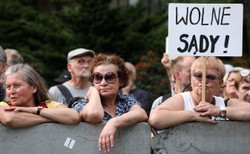 Dlaczego młodzież stoi z boku? Za przywódcami postrzeganymi jako upierdliwi sklerotycy, nie pójdą już tłumy [FELIETON]