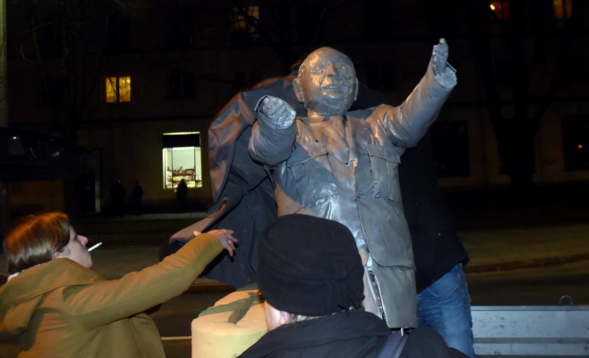 Demonstranci obalili pomnik Kaczyńskiego