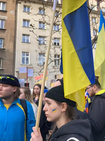 Demonstracja solidarnościowa z Ukrainą, Kraków — 24 lutego 2022 r. / Ofeminin