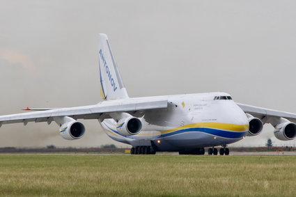 Antonow An-124 "Rusłan" przywozi sprzęt medyczny z Chin do Polski