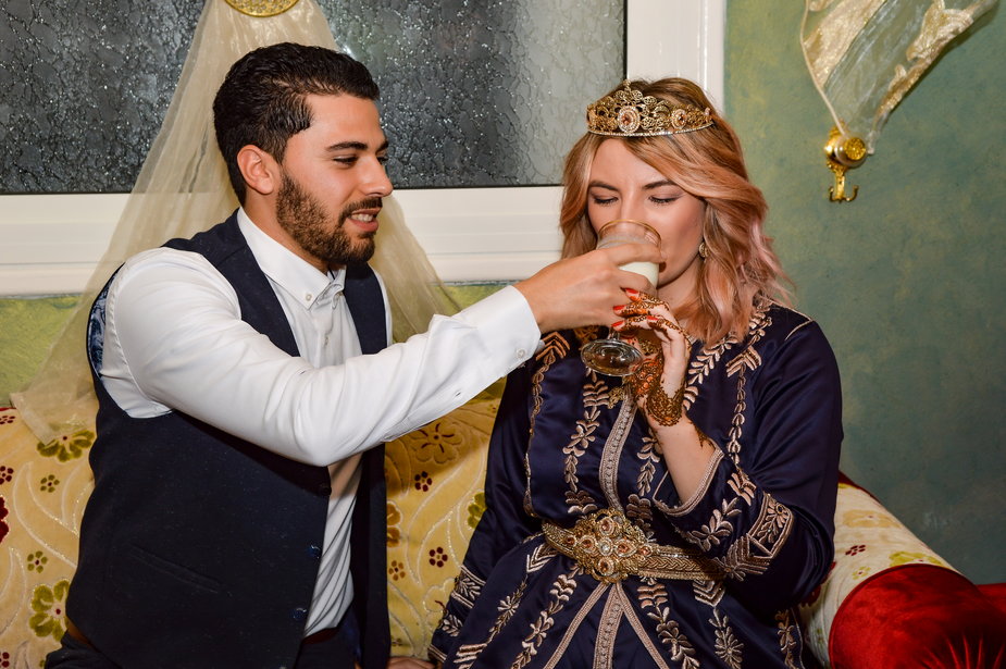Na marokańskim ślubie para pije mleko