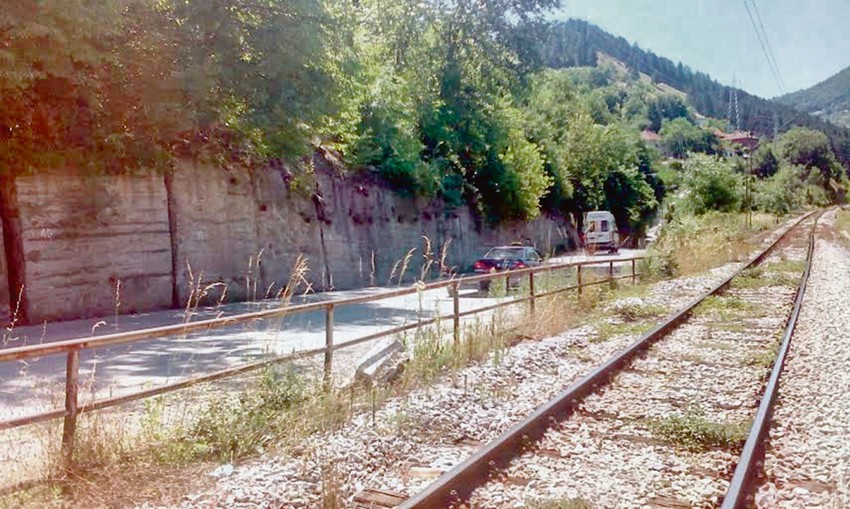 Potporni zid kraj puta i Barske pruge je na više mesta napukao