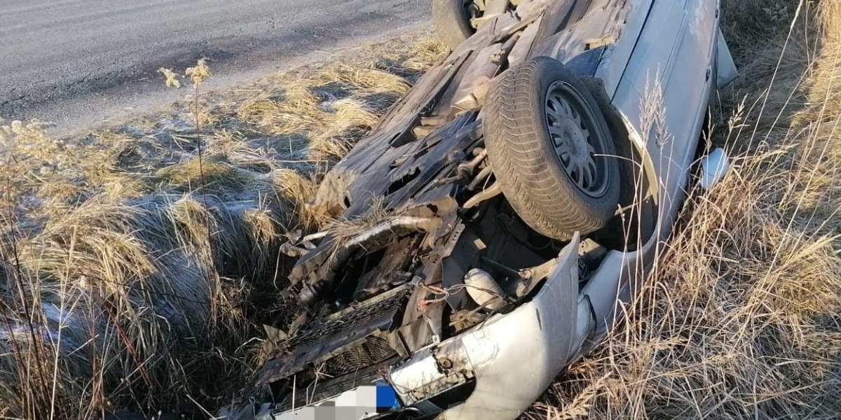 Namysłów. BMW dachowało w rowie. Pijani wracali z imprezy