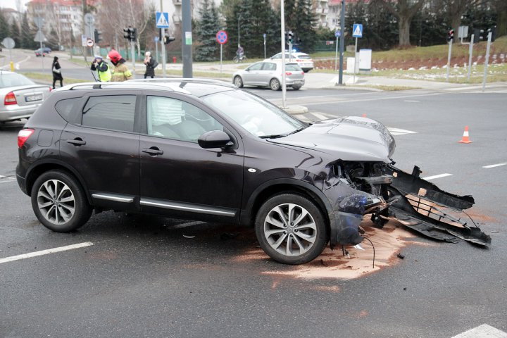 Groźne zdarzenie na ul. Tuwima. Kierująca nissanem kobieta w ciąży zderzyła się z oplem [ZDJĘCIA]