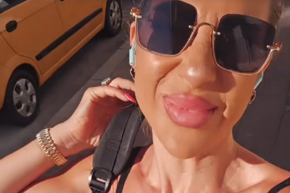 VRTI SE U GLAVI OD CIFRE! Jovana Jeremić se hvali satom, minđušama i prstenom: Utegla se u kombinezon i šeta gradom, a na njoj SUVO BOGATSTVO (VIDEO)