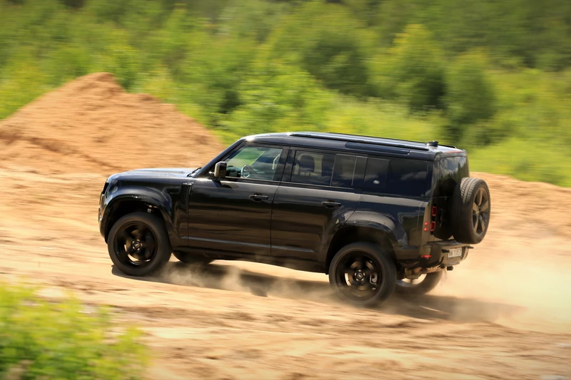 Land Rover Defender 110 