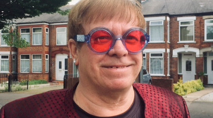 Elton John hasonmását mindenhova követik a rajongók / Fotó: Northfoto