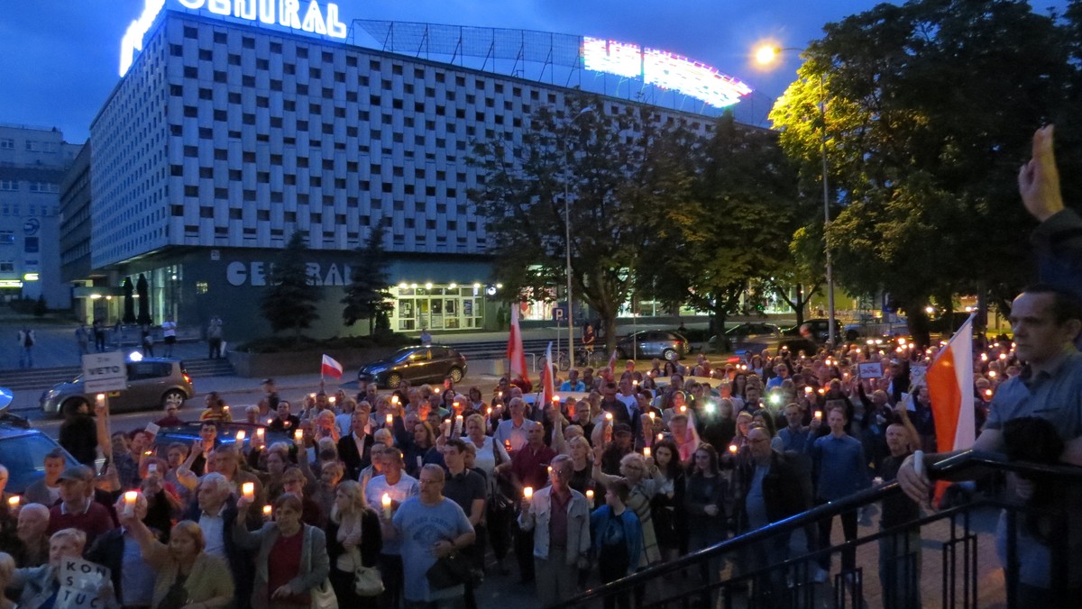 Wczoraj białostoczanie piąty raz w ciągu ostatniego tygodnia przyszli pod gmach Sądu Okręgowego w Białymstoku, aby zapalić znicze. Ponownie kilkaset osób zaprotestowało przeciwko już przegłosowanym przez Sejm i Senat ustawom podporządkowującym sądy władzy.