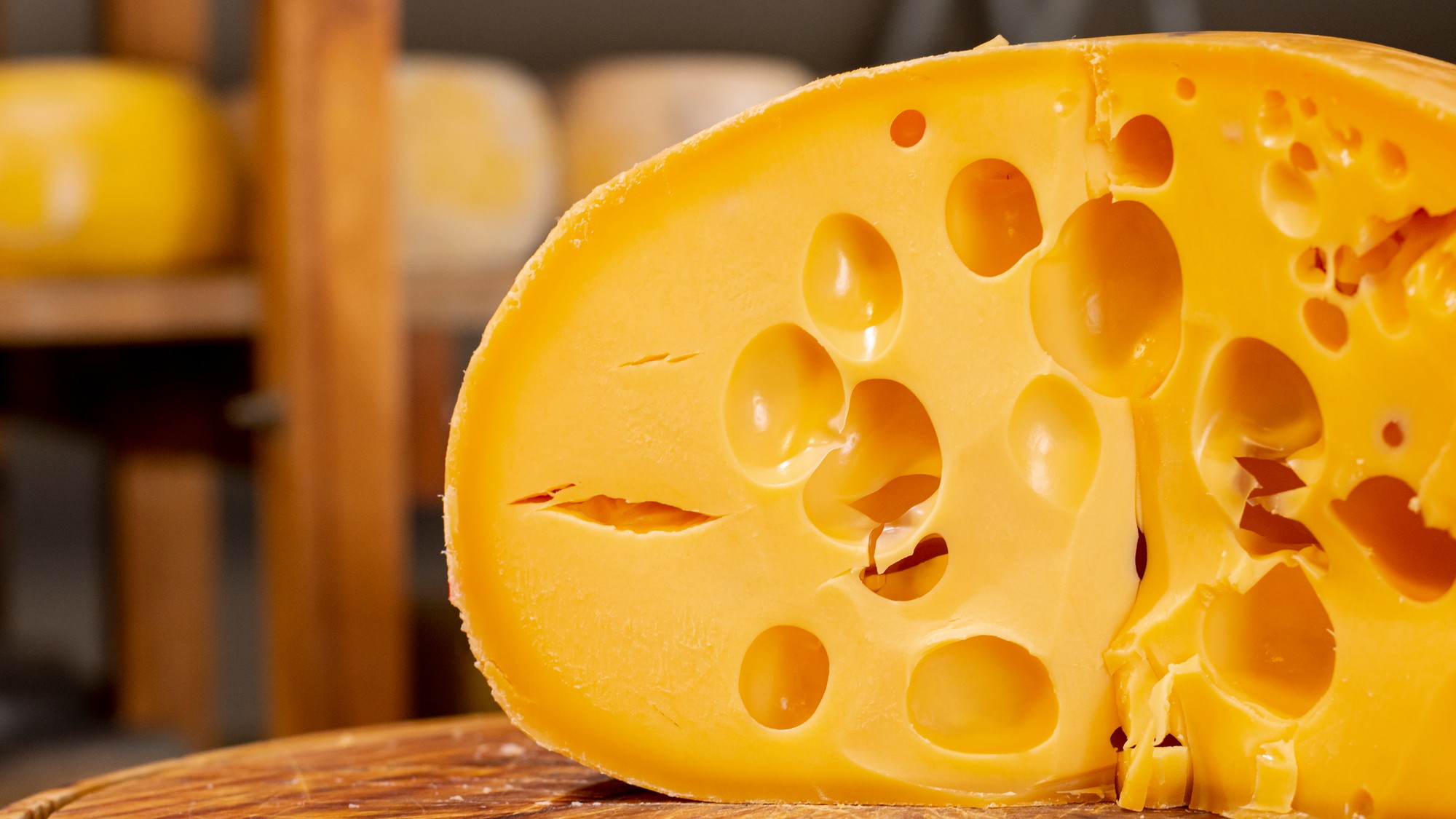 Ementál vyniká jasnou žltou farbou a veľkými dierami.