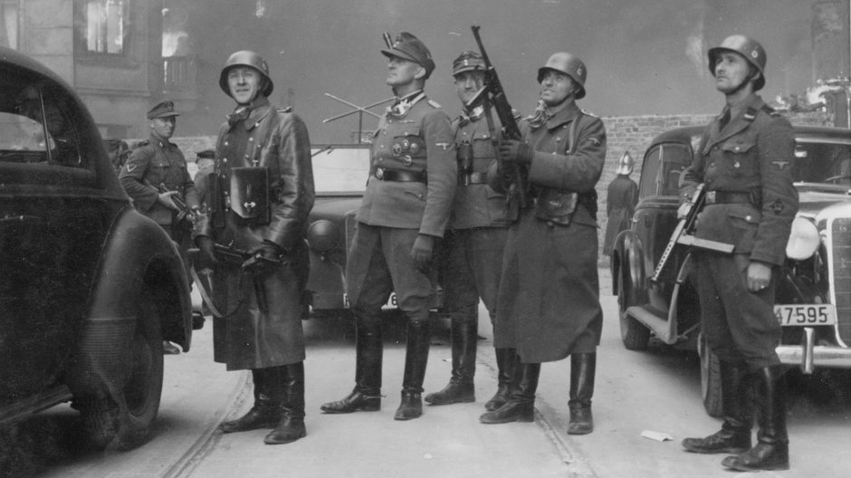 Jürgen Stroop (w środku) wśród Niemców tłumiących powstanie w getcie warszawskim, 1943 r.