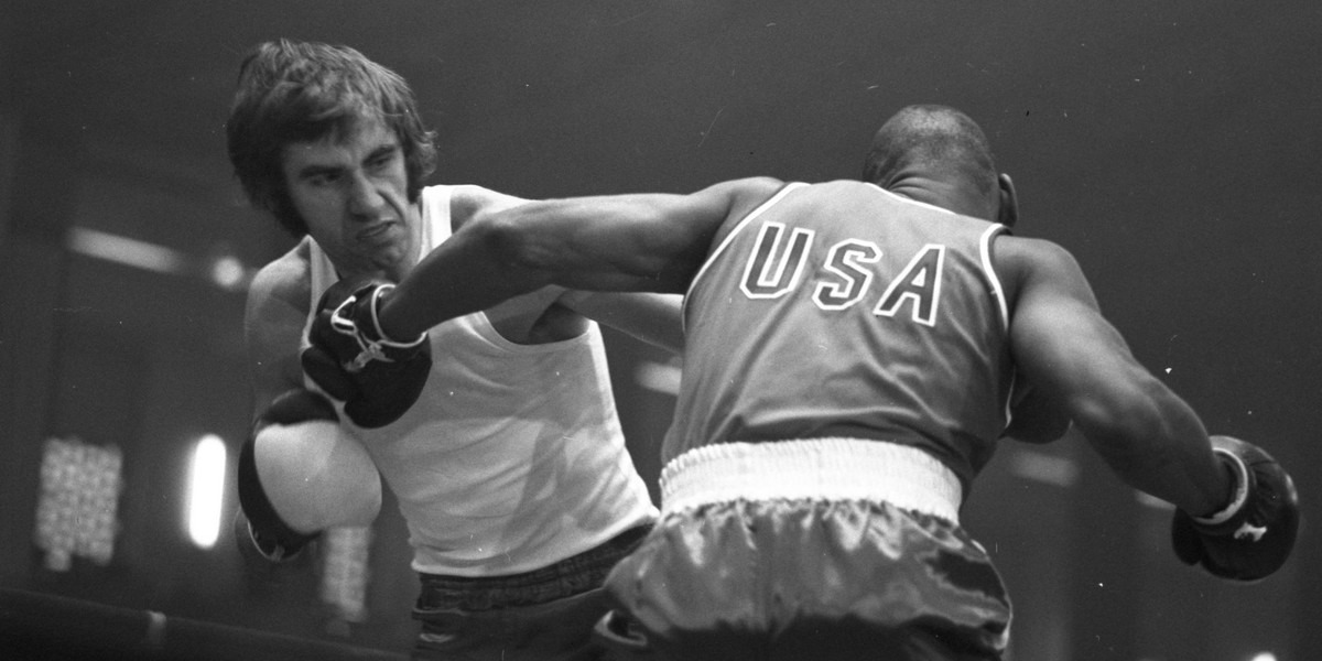 1974 r. Walka z Leonem Spinksem podczas meczu Polska vs USA rozegranego w Hali Gwardii. Janusz Gortat ponownie pokazał wielką klasę. 
