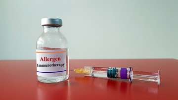 A hagyományos, leginkább tüneti kezelési módokkal ellentétben, az allergén immunterápia célja mérsékelni a tünetek hátterében húzódó kóros folyamatokat. A kezelés hatására fokozatosan csökken a szervezetben kialakuló allergiás reakció erőssége.