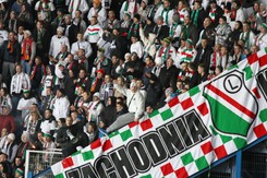 Kibice Legii Warszawa dyskryminują kobiety. Nie chcą ich na meczu z Widzewem Łódź