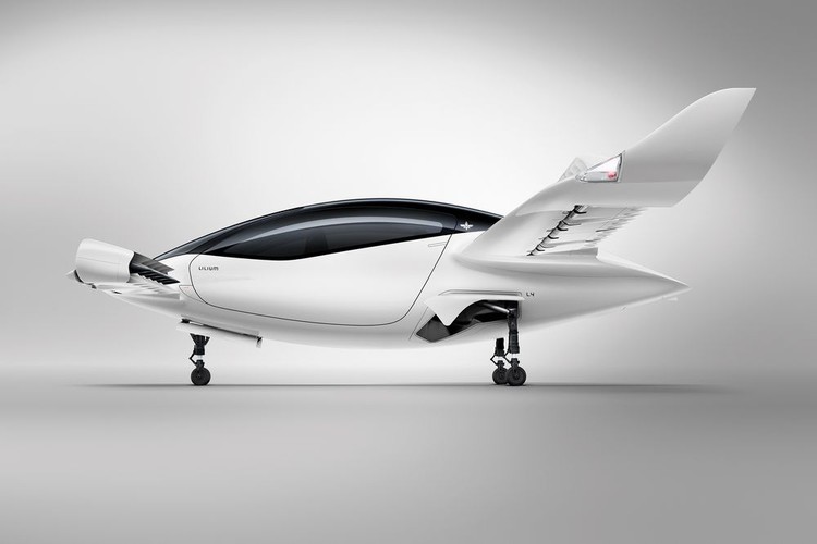 Elektryczna taksówka powietrzna, napędzana 36 silnikami odrzutowymi, które obracają się po starcie w taki sposób, że dron leci jak samolot o stałych skrzydłach. Lilium Jet zużywa o 90 proc. mniej energii niż helikopterowe drony, co zapewnia wystarczający zasięg, aby latać z Nowego Jorku do Bostonu. Lilium mówi, że przejazd z Manhattanu do lotnisk w mieście kosztowałby około 70 dolarów za pasażera.<br>
<br>
<br>Podstawowe dane:</b><br>
Producent: Lilium GmbH, Niemcy<br>
Pierwszy lot: 2019 r.<br>
Zasięg: 186 mil (299,3 km), 60 minut<br>
Liczba miejsc: 4-5 pasażerów<br>
<br>
fot.: LILIUM