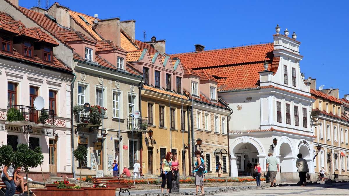 Podczas długiego weekendu majowego w sandomierskich sklepach spożywczych zabrakło świeżej żywności, a z bankomatów wybrano całą gotówkę. Wyprzedano także wszystkie miejsca noclegowe - donosi "Gazeta Wyborcza".