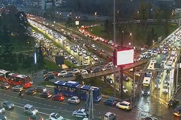 (FOTO) SAOBRAĆAJNI KOLAPS U BEOGRADU Na auto-putu vozila mile u oba smera VIŠE OD 9 KM: Najkritičnija OVA tačka u gradu