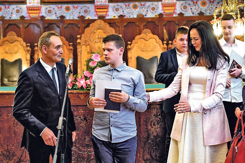 Na svečanosti za maturante Stefan je sa vršnjacima primio diplomu i aplaudirao drugarima