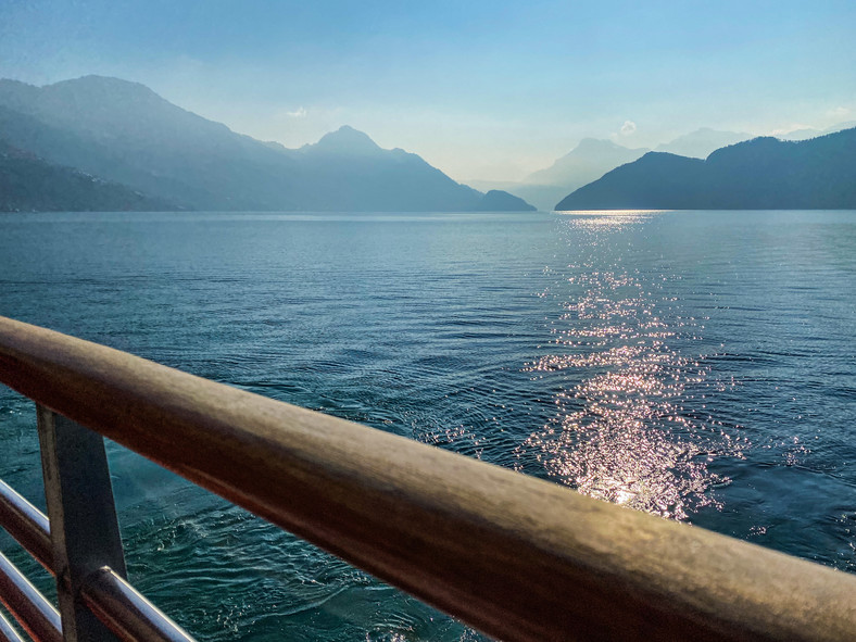 Widok na jezioro Lucerna z pokładu promu