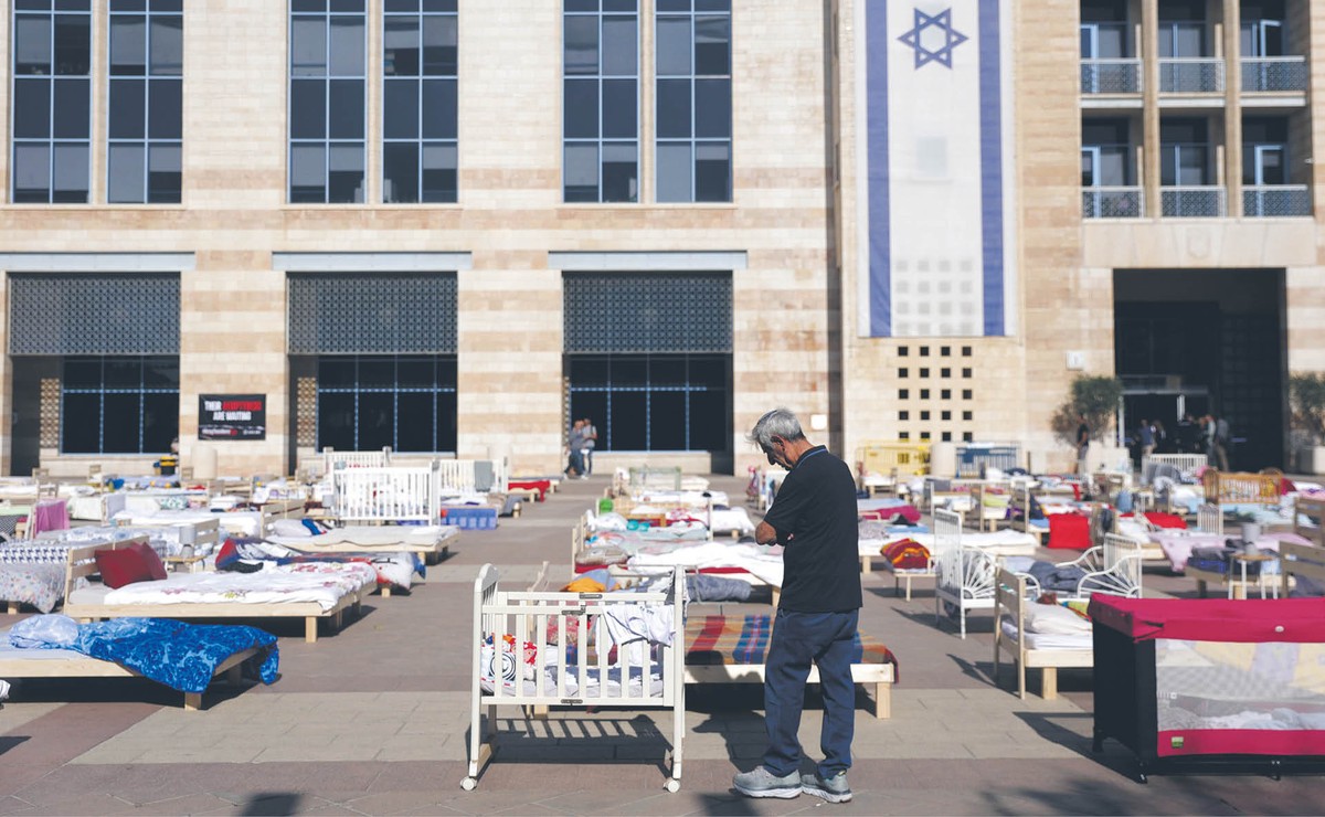230 pustych łóżek na placu w Jerozolimie symbolizuje zakładników przetrzymywanych w Gazie