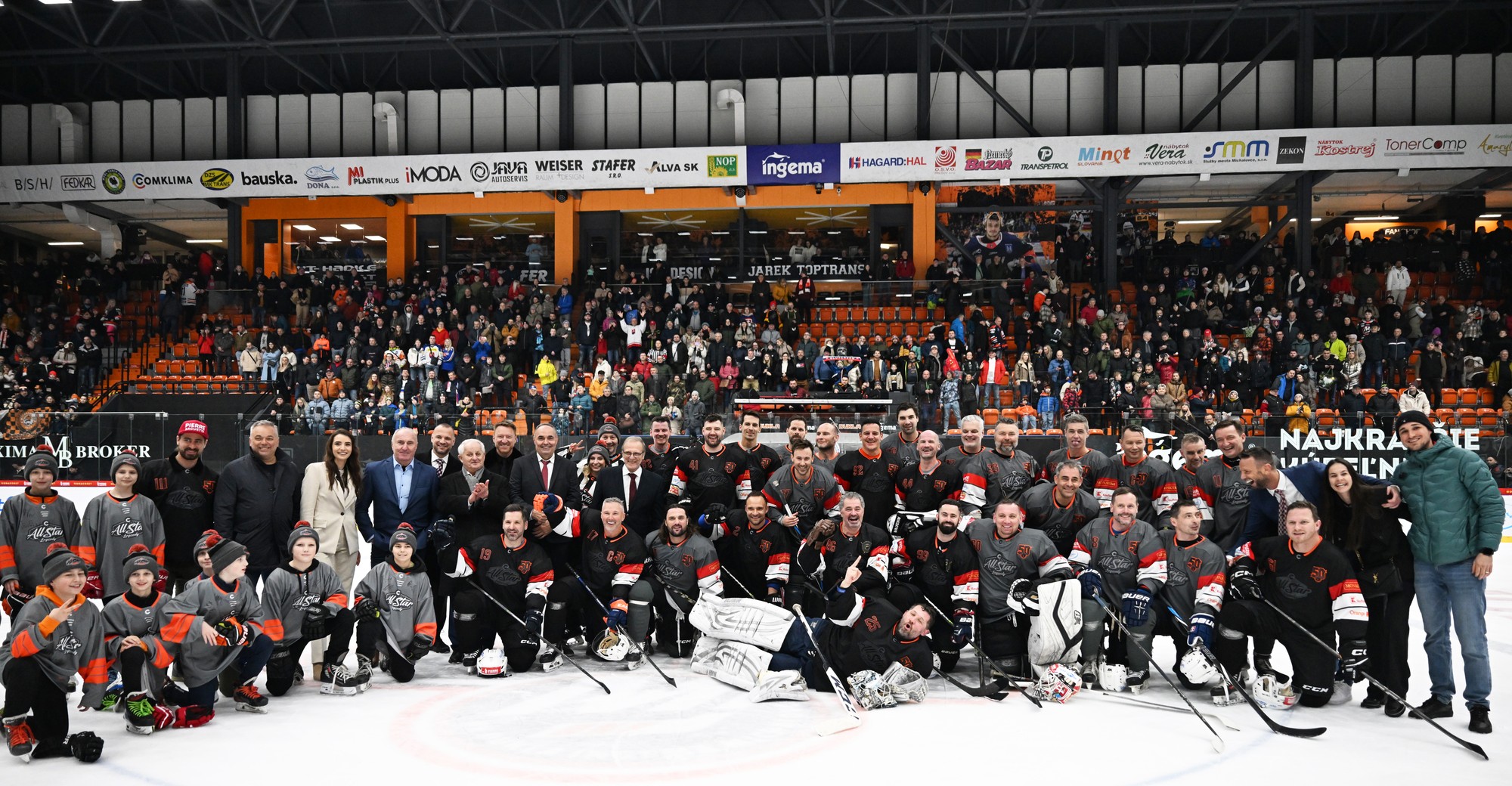 Hráči a tréneri pózujú na hokejovej exhibícii All Star Legendy 2025 v Michalovciach. 
