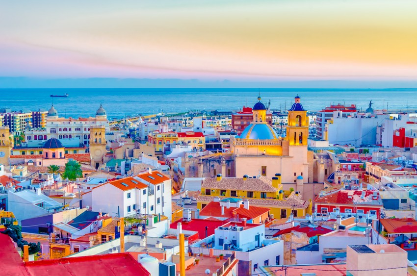 Alikante je poznat po svojim prostranim šetalištima pored luke i dugim peščanim plažama 