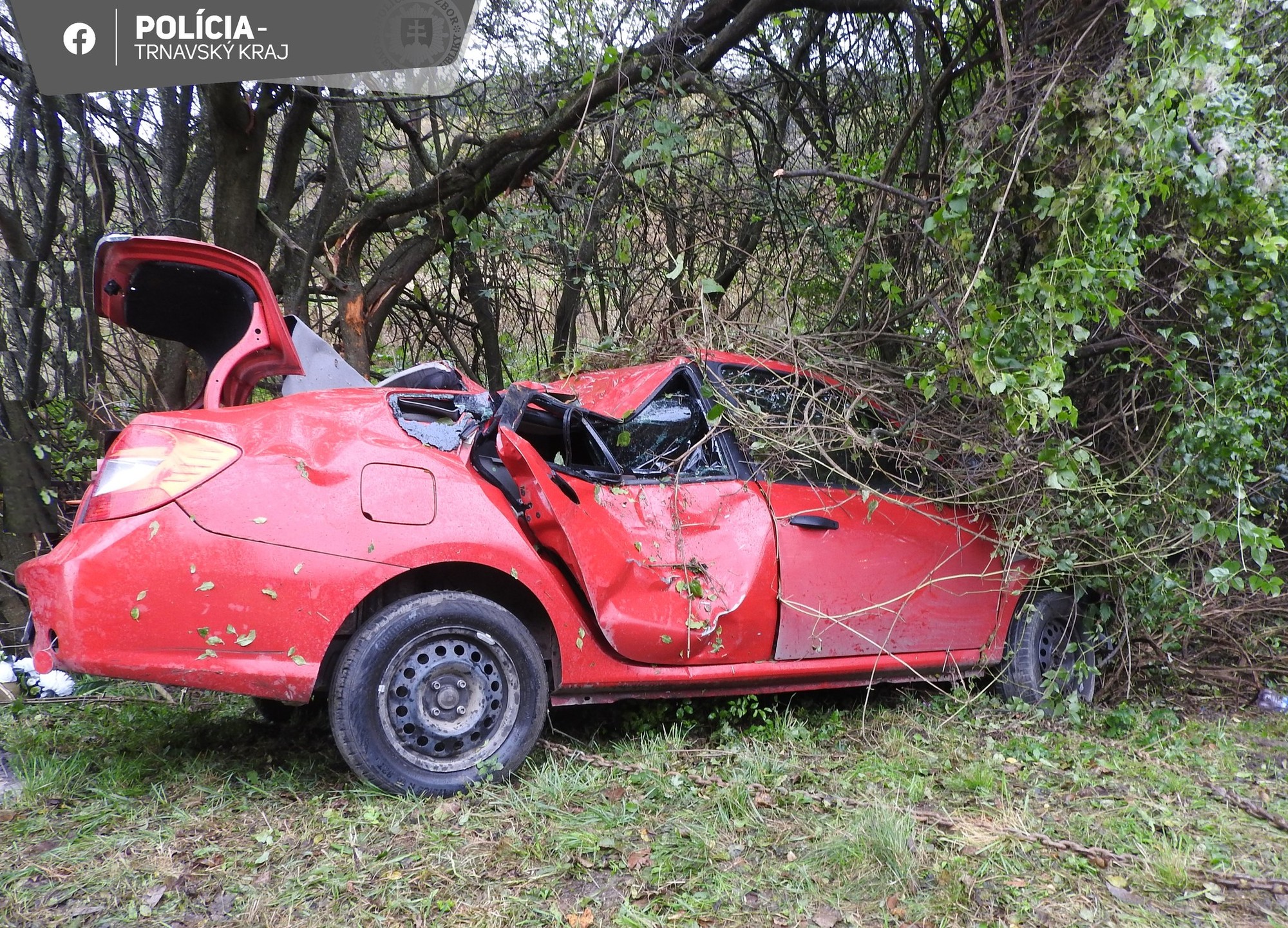 Pri Smoleniciach havarovalo auto pre nezvládnutie jazdy v zákrute.