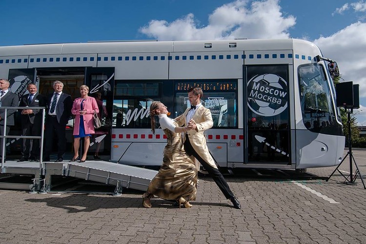 Na zdjęciu pokaz Fokstrota przed polskim tramwajem podczas branżowych targów InnoTrans w Berlinie w 2014 r. Bo Foskstrot to kolejna nazewniczo-taneczna wariacja Pesy – po modelach Swing i Twist. Polskie niskopodłogowce dla Moskwy mają 26,3 metra długości i 2,5 metra szerokości. W środku mieści się 190 pasażerów (przy projektowym założeniu, że pięć osób przypada na metr kw.; w praktyce w środku zmieści się więcej pasażerów). W każdym pojeździe znajdują się 60 miejsca siedzące.