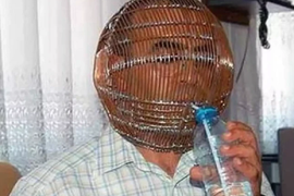 Stavio BAKARNI KAVEZ na glavu i predao ženi JEDINI KLJUČ! TURČINA IBRAHIMA otključavaju samo u JEDNOM SLUČAJU - šokantna priča kakva nije viđena, a evo zašto nosi bizarnu spravu