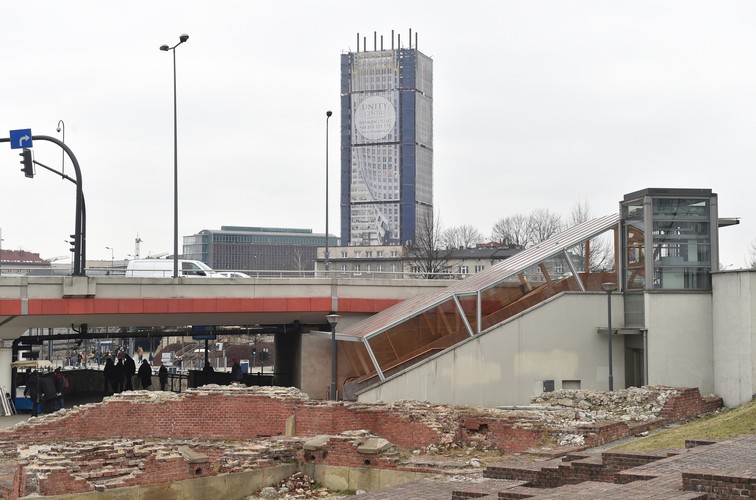 Obecnie trwają prace rozbiórkowe elementów żelbetowych 'Szkieletora'. Są one prowadzone w większości ręcznie i powinny zakończyć się najpóźniej do końca czerwca.
<br><br>fot. (mr) PAP/Jacek Bednarczyk