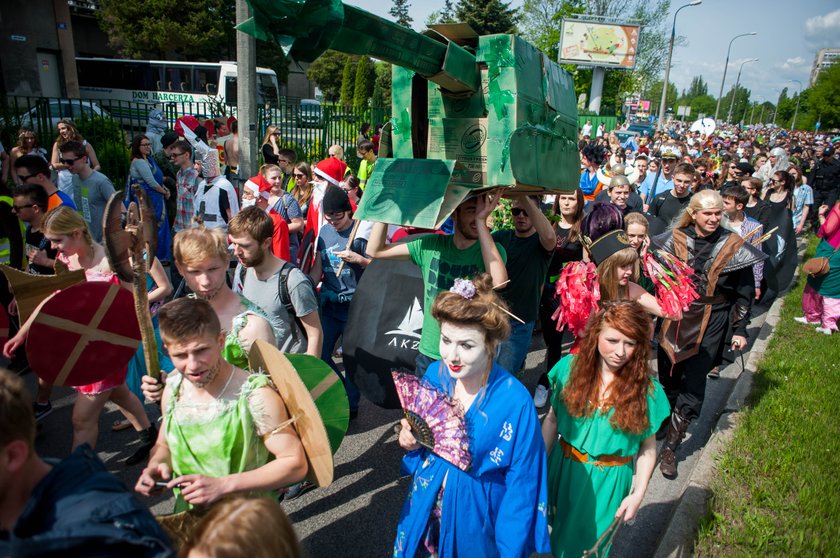 Korowód studentów idzie przez Kraków 