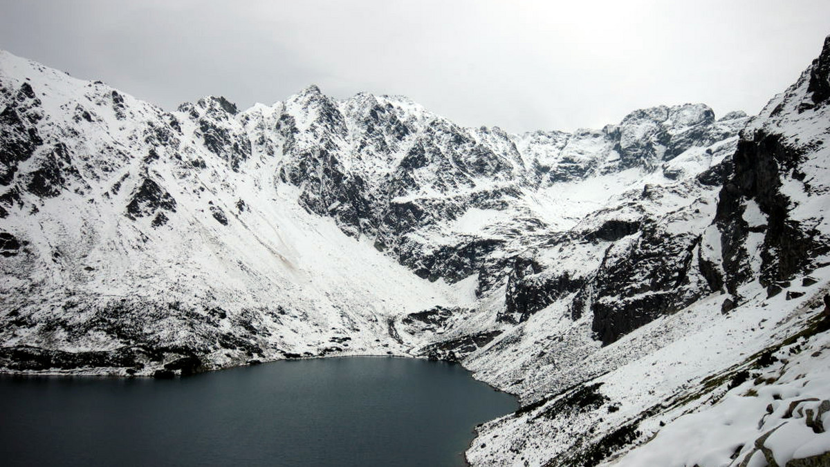 W Tatrach panują prawdziwie zimowe warunki. Powyżej 1300 m n.p.m. szlaki są pokryte warstwą świeżego śniegu. W czwartek rano na Kasprowym Wierchu leżało 6 centymetrów śniegu, a termometry na szczycie wskazywały minus 5 stopni Celsjusza.