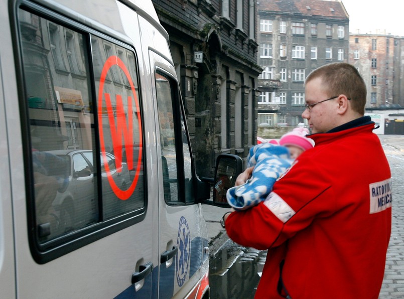 Nikola wreszcie bezpieczna w ramionach ratownika medycznego