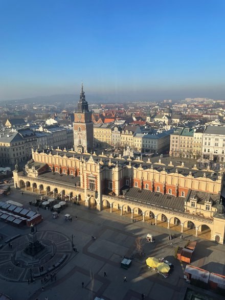 Na płycie rynku widać już rozstawione stoiska Jarmarku Bożonarodzeniowego