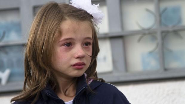 Amikor ez a 6 éves kislány felhívta a rendőrséget a mostohaapja miatt, még nem tudta, mit fog tenni a férfi a húgával. Hátborzongató!
