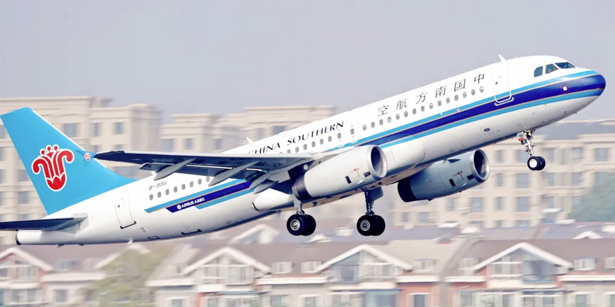 Samolot China Southern Airlines startujący z międzynarodowego lotniska Zhoushuizi w Dalian, w północno-wschodniej prowincji Liaoning w Chinach